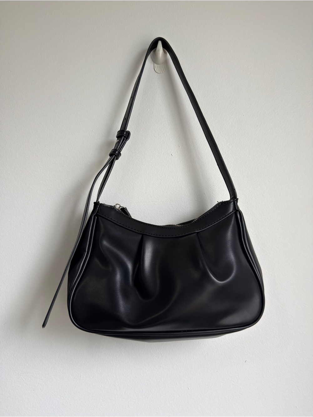 Classic Black Women’s Shoulder Bag - Picture 2 of 3